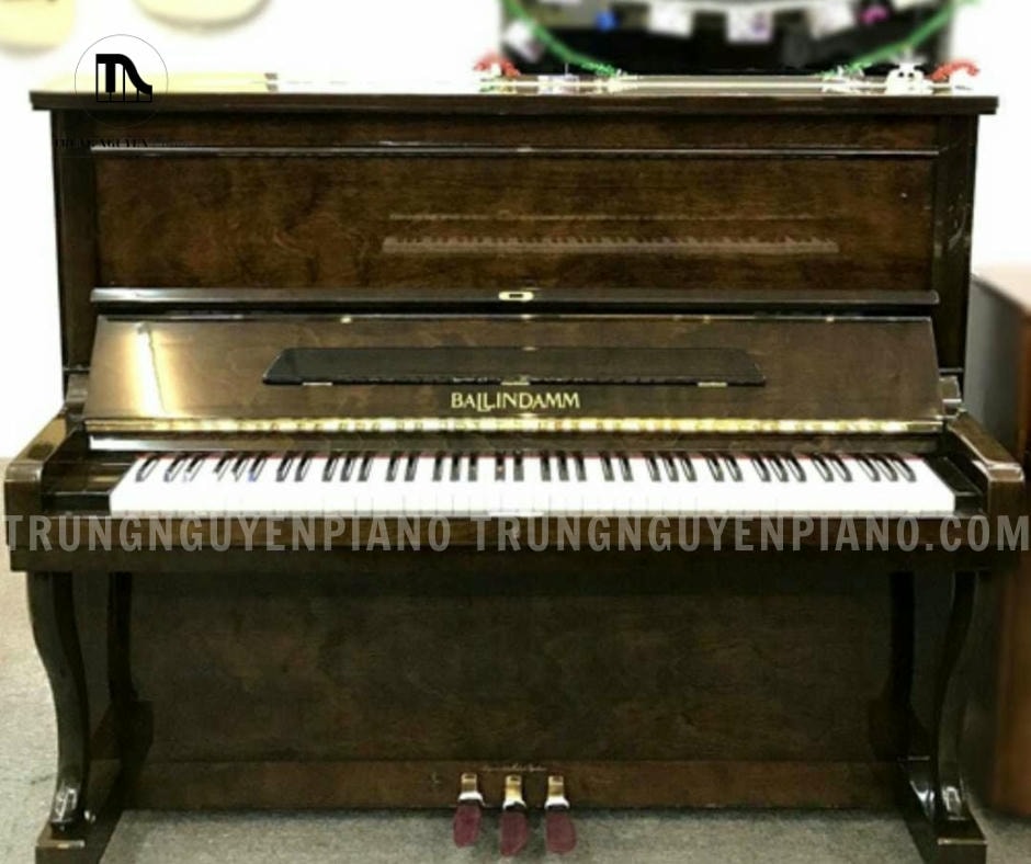 Đàn Piano Ballindamm BU30 với thùng đàn cao, tạo dáng vẻ sang trọng và chắc chắn