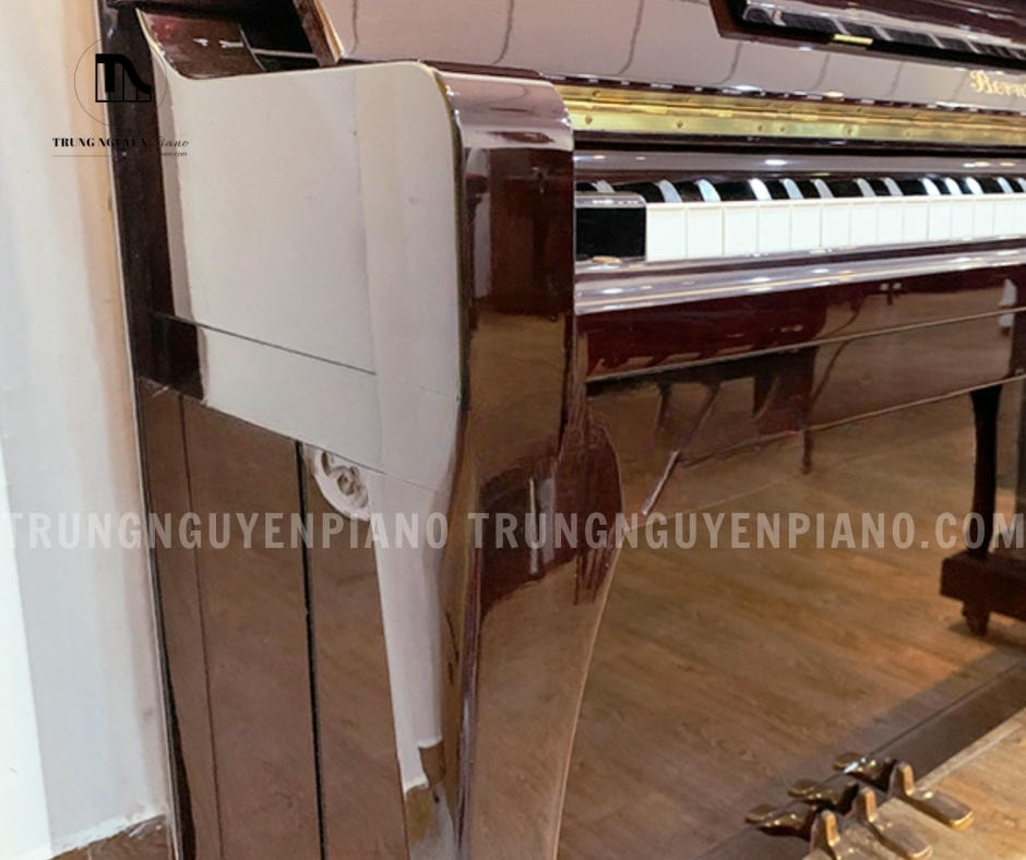Đàn Piano Bernstein 122B được phủ một lớp sơn bóng sang trọng