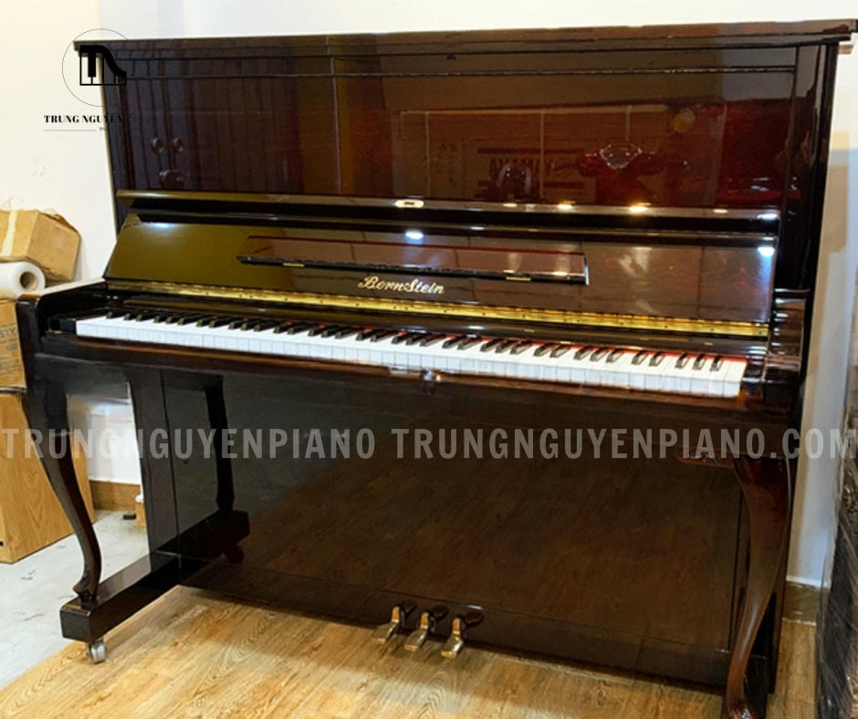 Đàn Piano Bernstein 122B có thiết kế sang trọng theo phong cách châu Âu