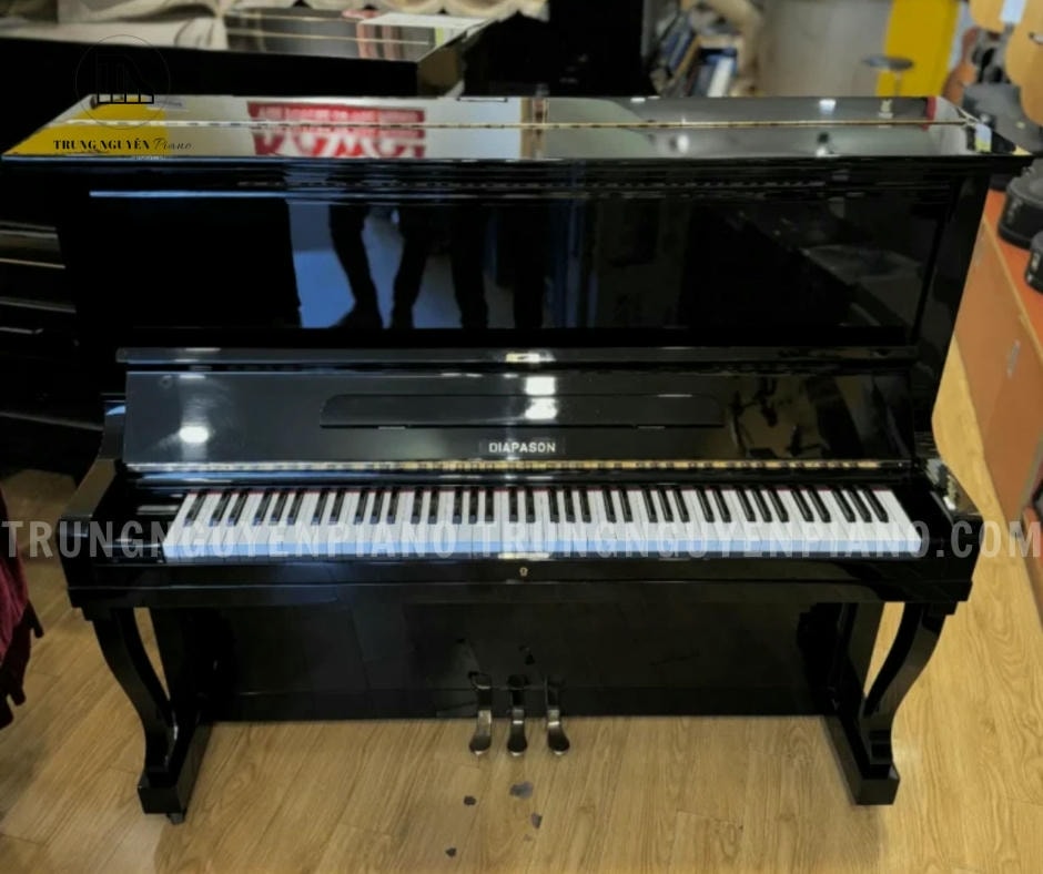 Đàn Piano Diapason 132A được sơn bóng bằng công nghệ Nhật Bản, tạo nên vẻ ngoài sang trọng và hiện đại