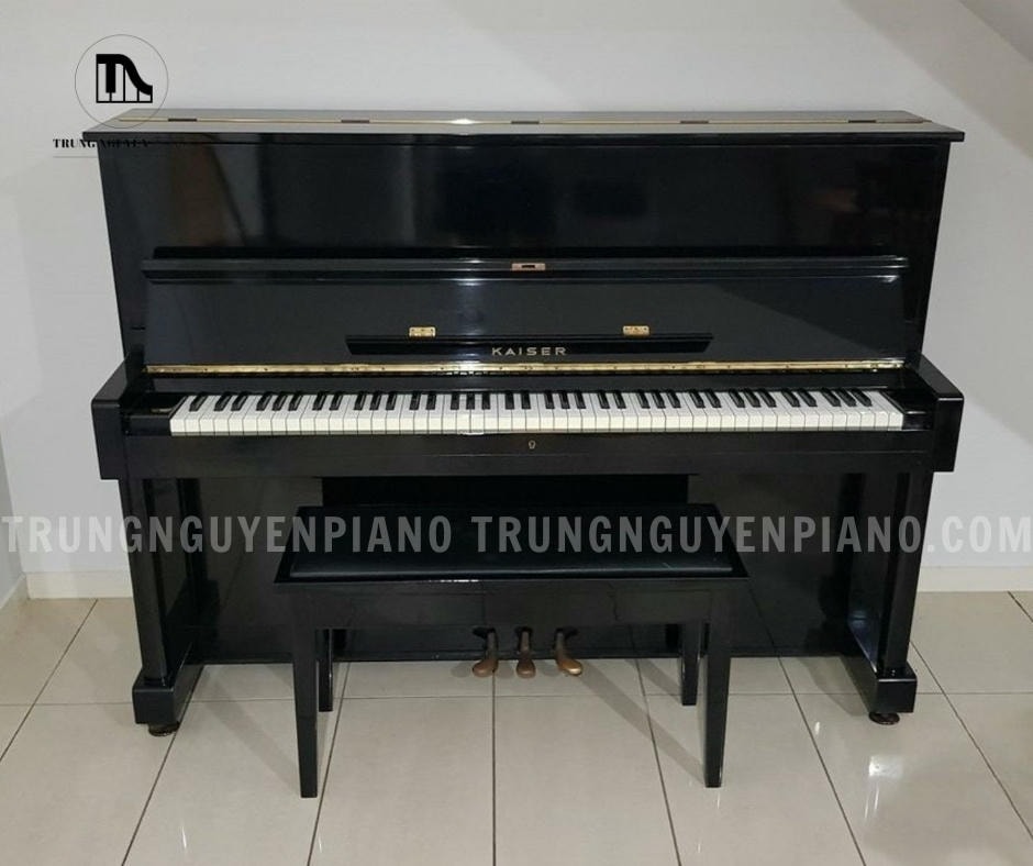 Đàn piano Kaiser K1 với lớp sơn bóng càng làm tăng thêm vẻ lịch lãm cho cây đàn