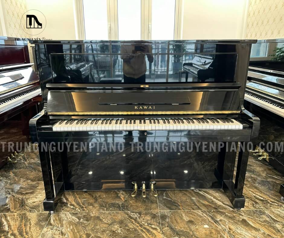 Kawai BL11 có thiết kế sang trọng, mạnh mẽ với lớp vỏ gỗ tự nhiên phủ sơn bóng