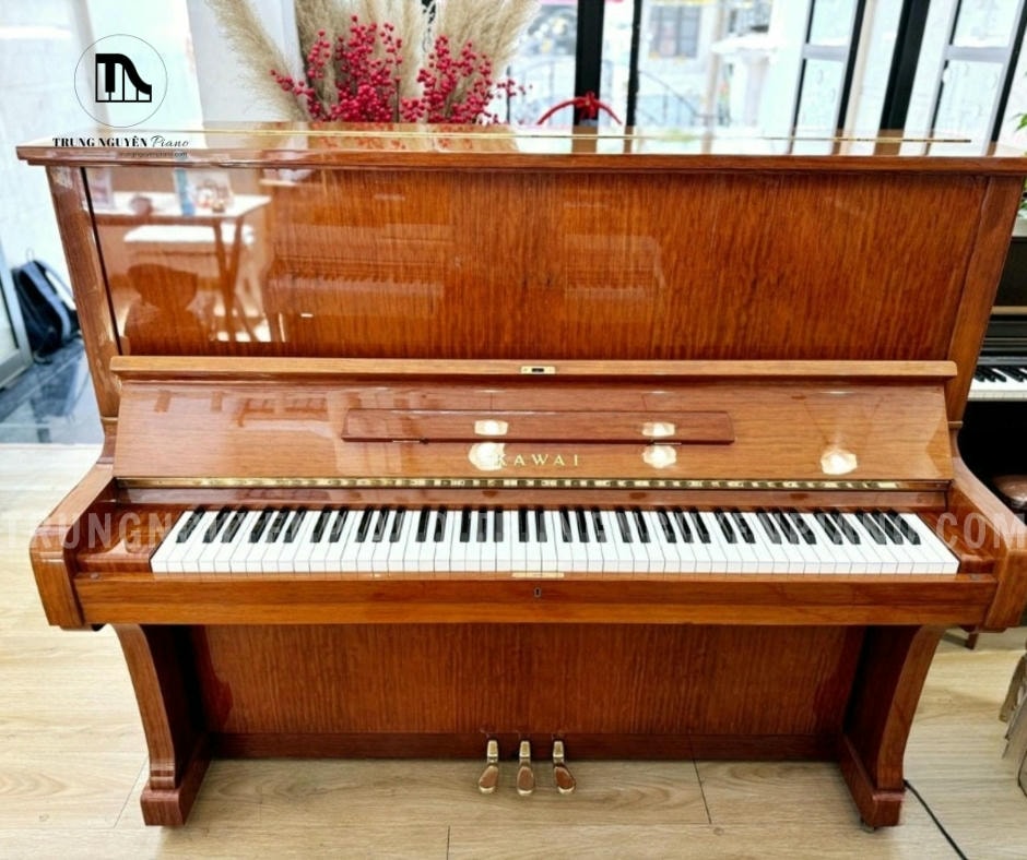 Lớp sơn cao cấp của Kawai BL61 Mahogany không chỉ tăng tính thẩm mỹ mà còn bảo vệ đàn khỏi các tác động của môi trường
