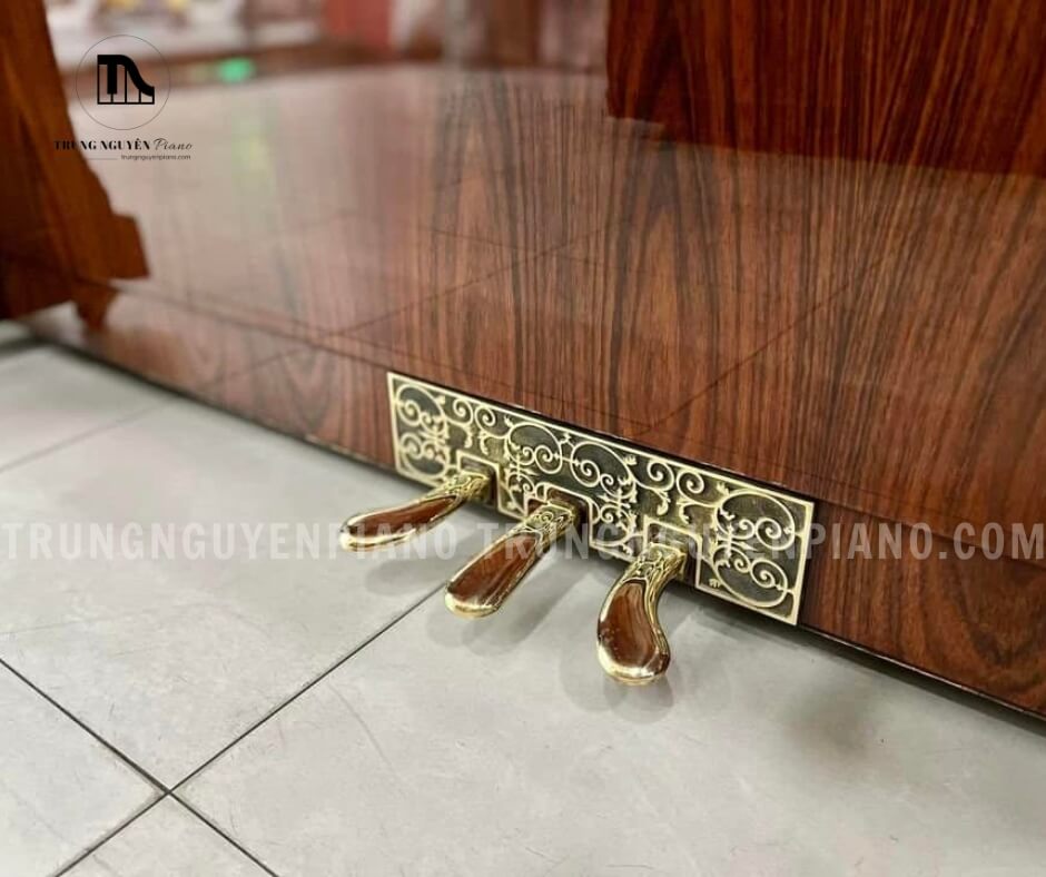 Hệ thống 3 bàn đạp giúp kiểm soát âm thanh linh hoạt