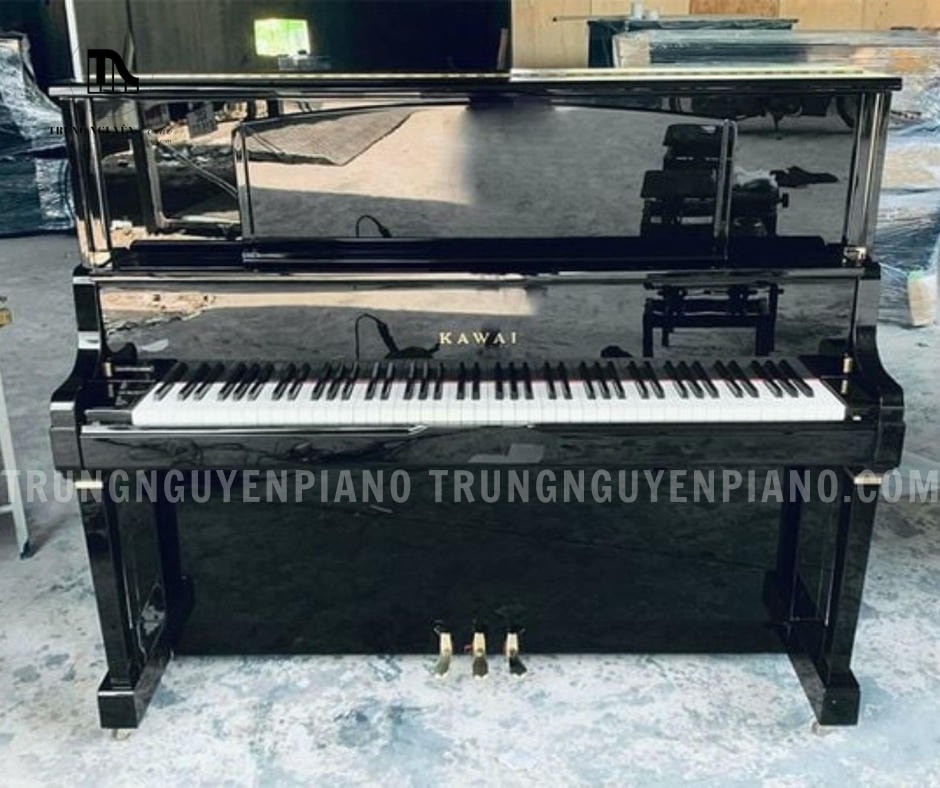 Đàn piano Kawai K71 sở hữu thiết kế upright piano truyền thống, khoác lên mình lớp vỏ gỗ Ebony Polish