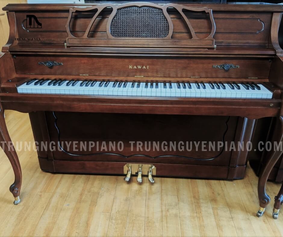 Kawai KL51 sở hữu thiết kế chân cong theo phong cách cổ điển Châu Âu