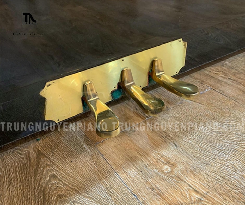 Đàn Piano Kawai US70 3 Hệ thống 3 pedal (damper, sostenuto, soft) của Đàn Piano Kawai US70 cho phép điều chỉnh âm lượng và sắc thái âm thanh.