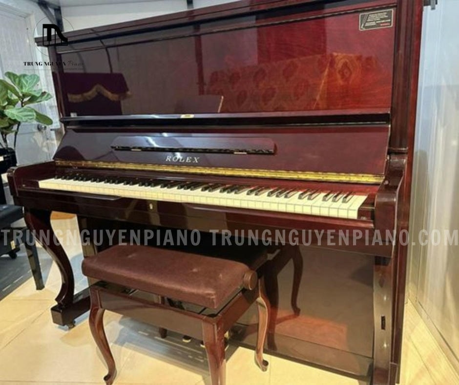 Đàn piano Rolex KR32 có các chi tiết được gia công tỉ mỉ, tạo nên tổng thể hài hòa