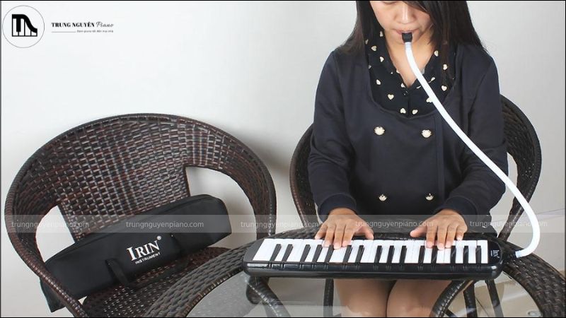 Khi chơi đàn piano thổi phải ngồi thẳng lưng
