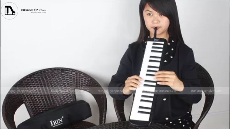 Khi chơi đàn Pianica, việc đặt ngón tay đúng cách giúp bạn chơi dễ dàng và tránh mỏi tay