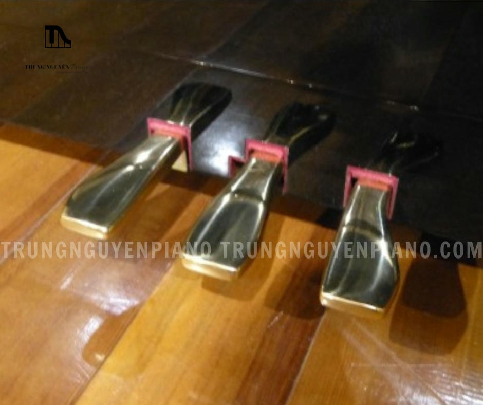 Đàn Piano Yamaha HQ90SXG 13 Đàn Piano Yamaha HQ90SXG trang bị 3 Pedal: Damper (giữ âm), Soft (giảm âm lượng), Sostenuto (giữ nốt được nhấn).