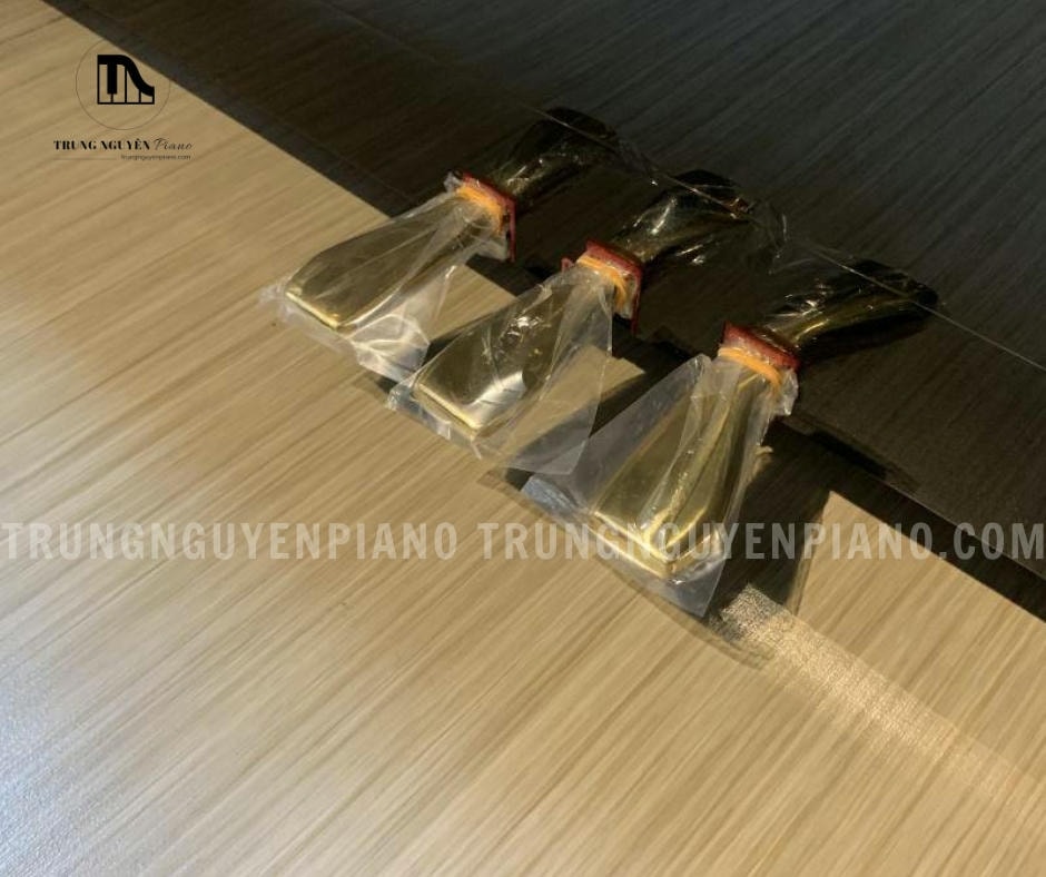 Đàn Piano Yamaha MC10A 3 Hệ thống pedal Soft Pedal, Mute Pedal, Damper Pedal của đàn Piano Yamaha MC10A