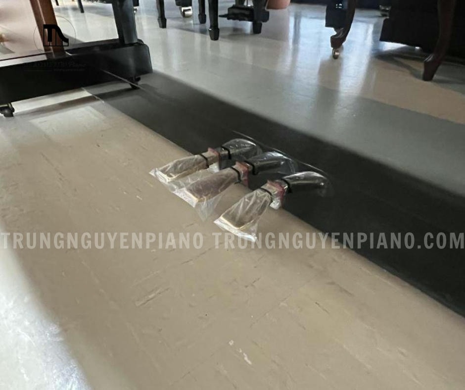 Hệ thống 3 pedal của đàn Piano Yamaha MC10BL