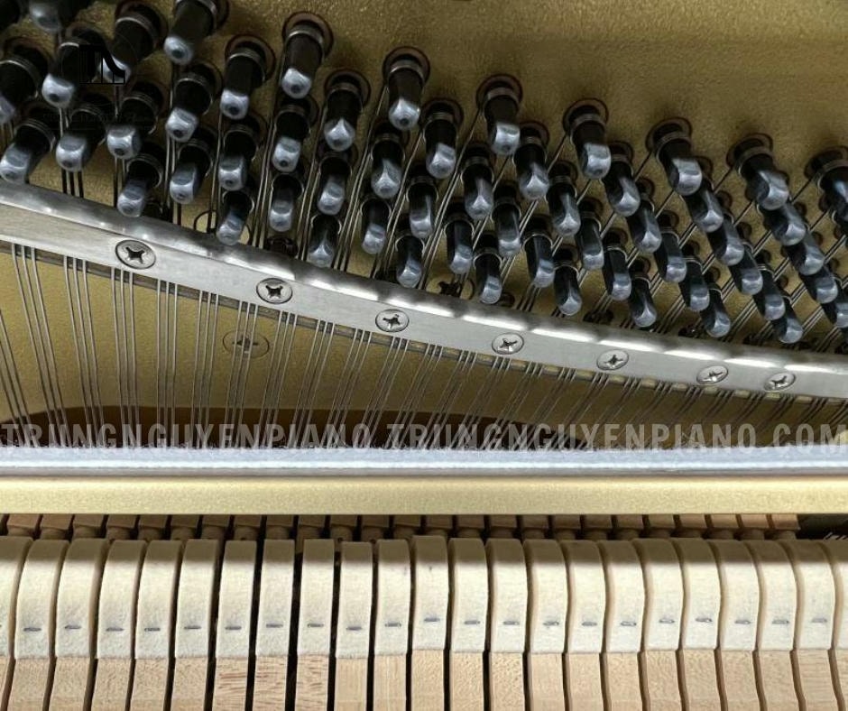 Đàn Piano Yamaha MC10BL 6 Đàn Piano Yamaha MC10BL mang đến chất lượng âm thanh xuất sắc với âm sắc sáng và trong trẻo