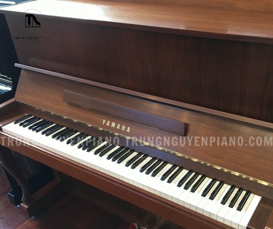 Đàn Piano Yamaha MC1AWnC có vỏ ngoài được làm từ gỗ óc chó tự nhiên