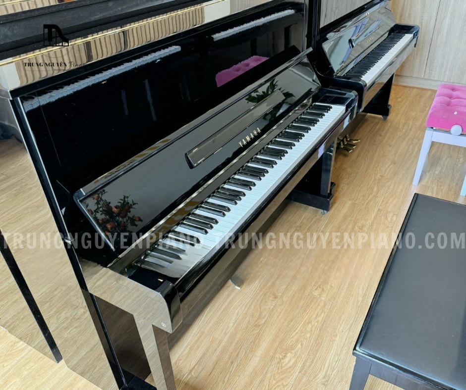 Đàn Piano Yamaha MC301 có kích thước nhỏ gọn, phù hợp với nhiều không gian sống.