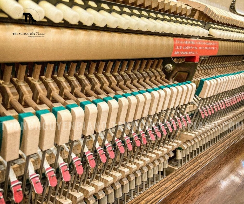 Đàn Piano Yamaha MX303R 4 Đàn Piano Yamaha MX303R với âm thanh trong trẻo, vang và sáng, với độ cộng hưởng tốt, tạo nên sự ngân nga, du dương khó quên.