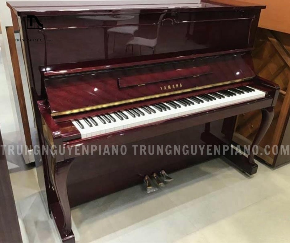 Đàn Piano Yamaha U10BiC có màu gỗ đỏ đô, chất liệu cao cấp