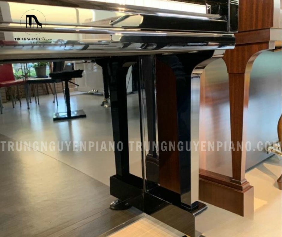 Lớp vỏ đàn Piano Yamaha U300 thường được làm từ gỗ và đánh bóng tỉ mỉ