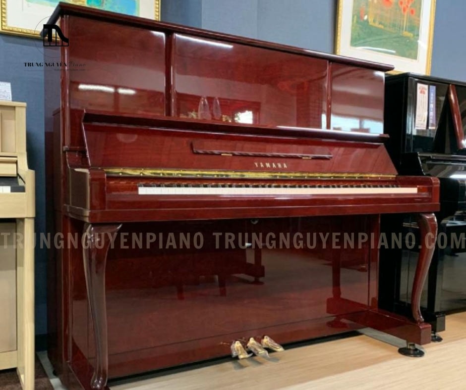 Đàn Piano Yamaha U30BiC có màu sắc sang trọng, bóng loáng