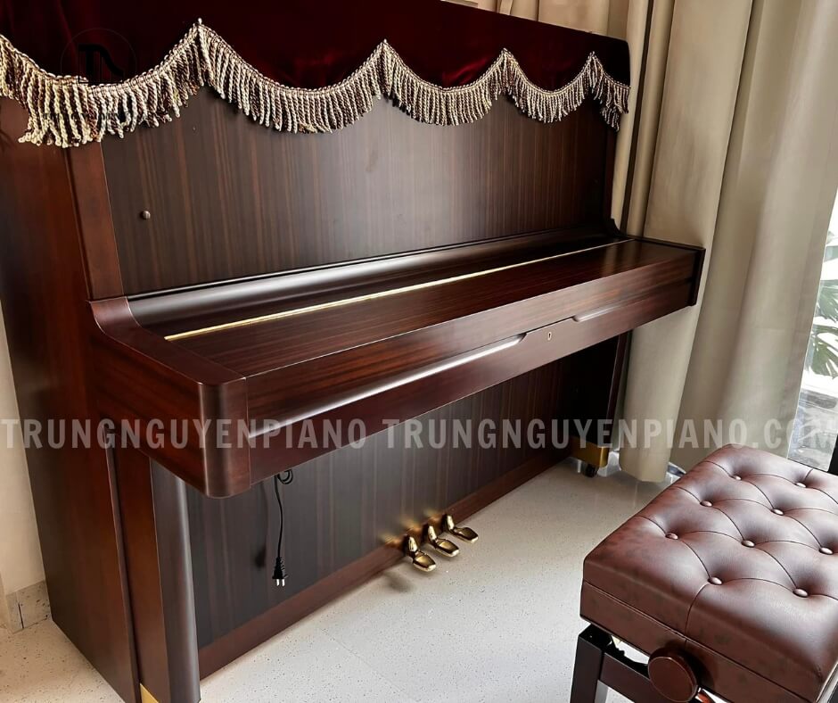 Đàn piano Yamaha U5H mang thiết kế piano đứng cổ điển