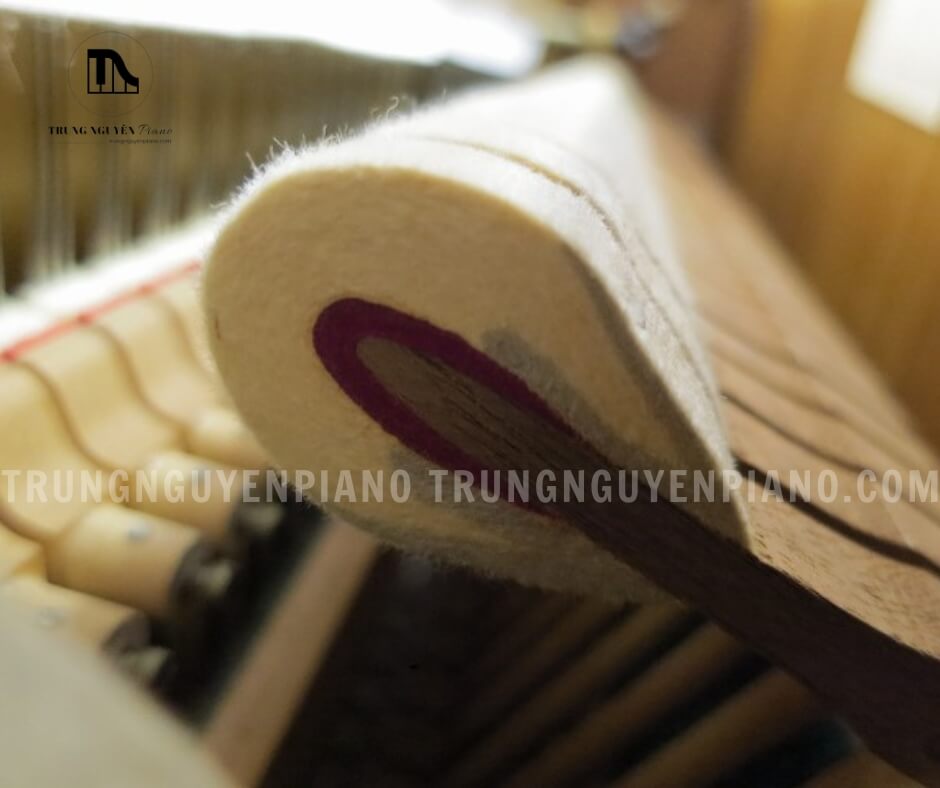 Đàn Piano Yamaha U7B 4 Hệ thống búa đàn tinh tế của Đàn Piano Yamaha U7B sử dụng 100% lông cừu