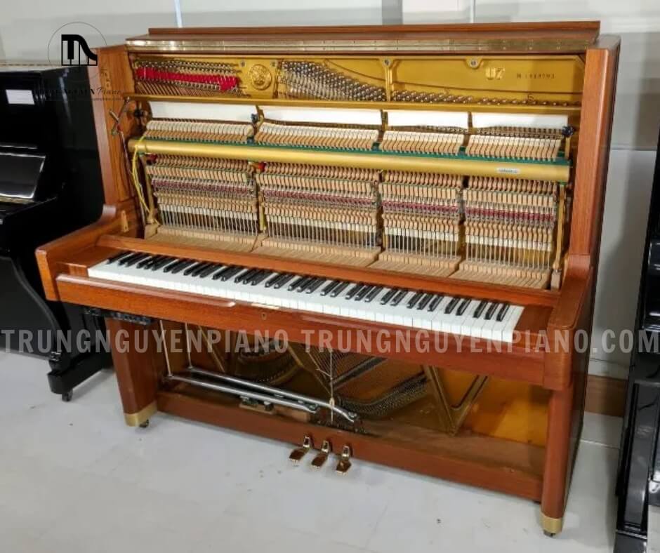 Màu nâu gỗ tự nhiên, không quá bóng của Đàn Piano Yamaha U7H