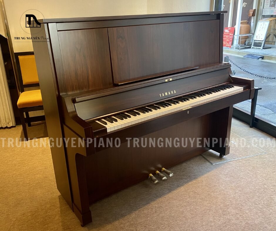 Đàn Piano Yamaha W101 5 Thiết kế giá để nhạc cũng khác biệt, nằm phía trước, giúp âm thanh thoát ra phía trước tốt hơn