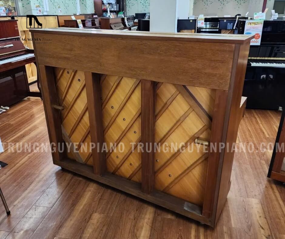 Đàn Piano Yamaha W103 7 Thùng đàn thường được làm từ gỗ Teak hoặc gỗ Óc chó