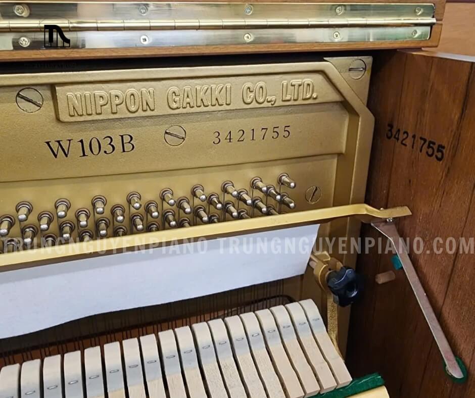 Đàn Piano Yamaha W103 3 Cơ chế vang âm đặc biệt giúp âm thanh thoát ra từ phía trước của đàn