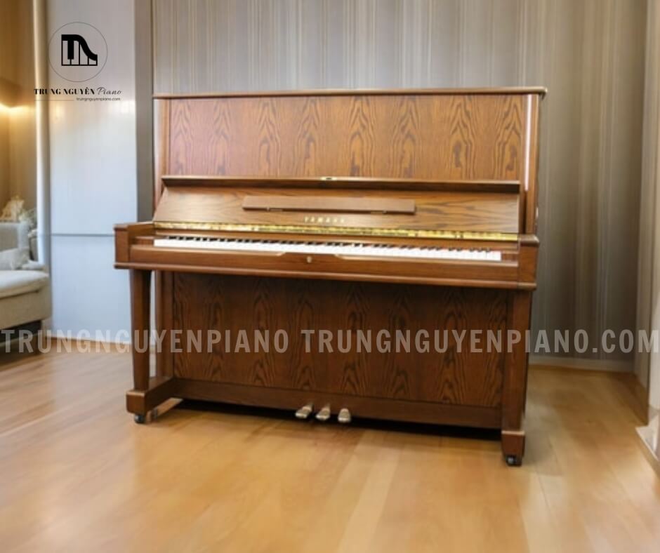 Đàn Piano Yamaha W105 có lớp sơn bóng mượt mà không chỉ làm nổi bật vẻ đẹp của vân gỗ