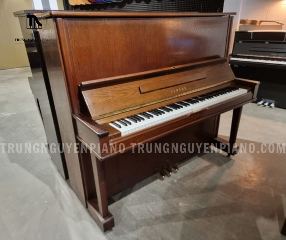 Đàn Piano Yamaha W105 4 Đàn Piano Yamaha W105 được chế tác từ gỗ óc chó cao cấp