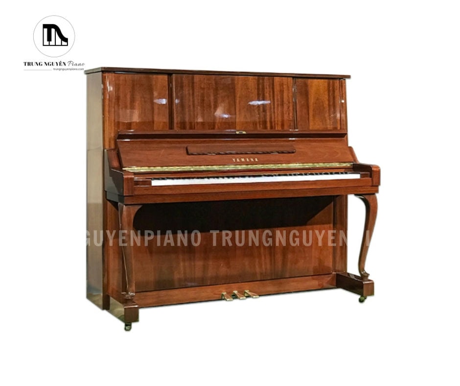 Đàn Piano Yamaha W106B với lớp vỏ ngoài được làm từ gỗ gụ tự nhiên với màu nâu gỗ bóng