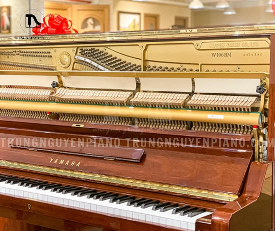 Đàn Piano Yamaha W106BM 13 Đàn Piano Yamaha W106BM được trang bị khung đàn V-Pro chắc chắn, tăng cường độ ổn định và độ bền của đàn