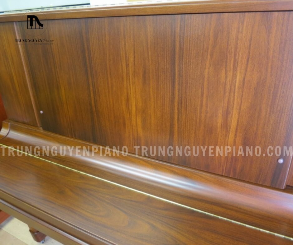 Đàn Piano Yamaha W107B 5 Màu Dark Rosewood (gỗ hồng sẫm) càng làm tăng thêm vẻ đẹp huyền bí và đẳng cấp cho đàn Piano Yamaha W107B