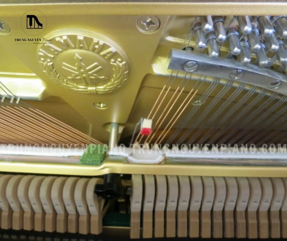 Đàn Piano Yamaha W107B 7 Hệ thống dây đàn được chế tạo từ thép cường độ cao, ít cacbon