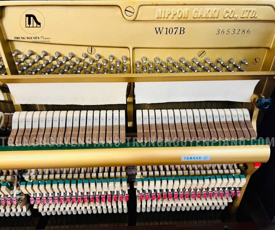 Đàn Piano Yamaha W107B 6 Bảng cộng hưởng (soundboard) được làm từ gỗ vân sam cao cấp