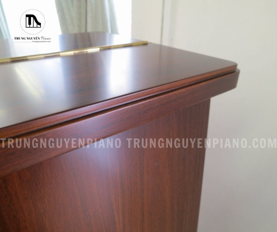 Đàn Piano Yamaha W107B 3 Yamaha W107B toát lên vẻ đẹp cổ điển, sang trọng với thiết kế tỉ mỉ và chất liệu cao cấp