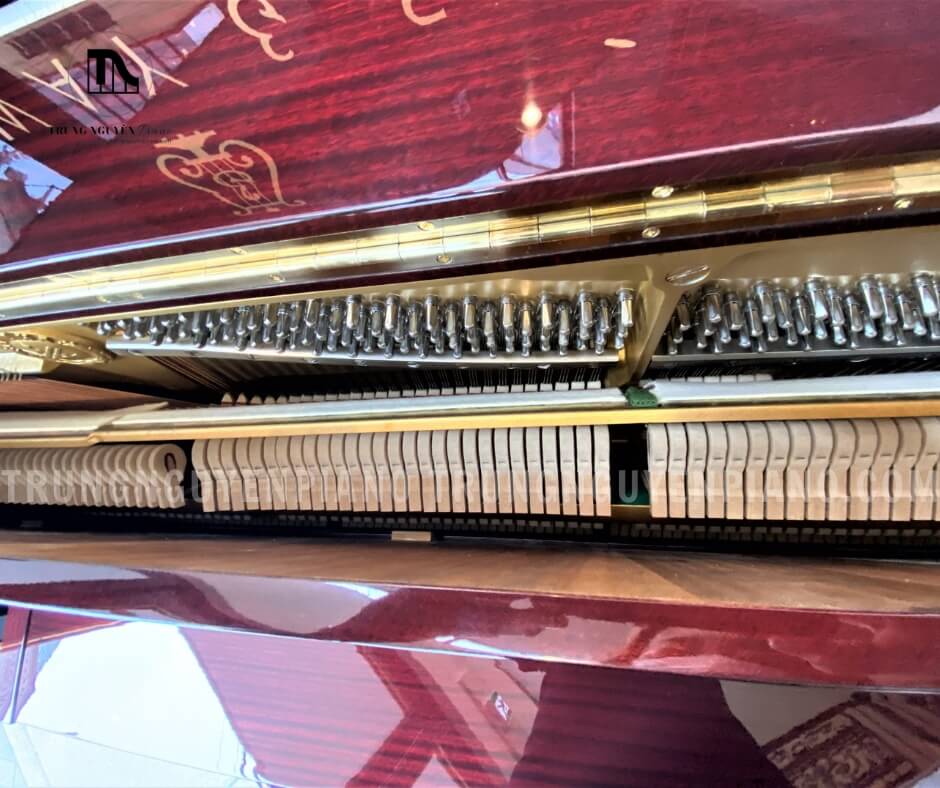 Đàn Piano Yamaha W108B 3 Âm thanh của Đàn Piano Yamaha W108B cân bằng trên toàn bộ dải tần, từ âm trầm sâu lắng đến âm bổng trong trẻo