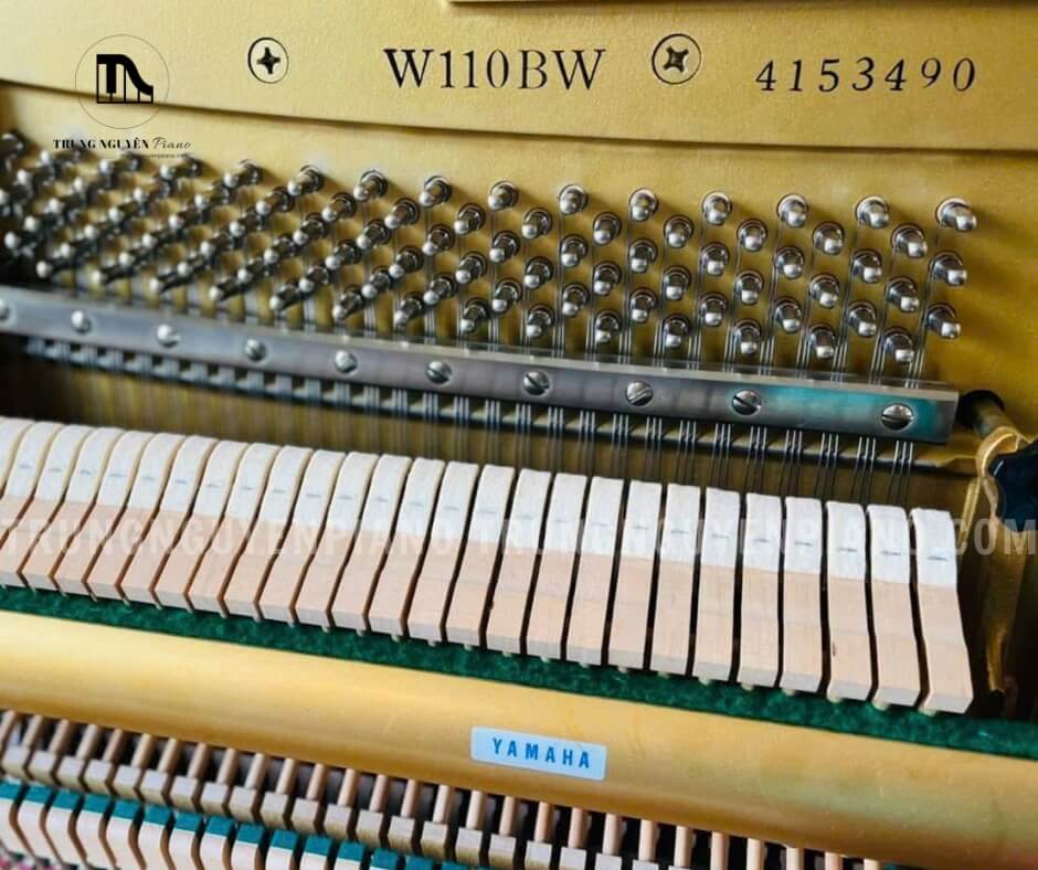Đàn Piano Yamaha W110BW 3 Yamaha W110BW được đánh giá cao về chất lượng âm thanh, với âm thanh trong trẻo