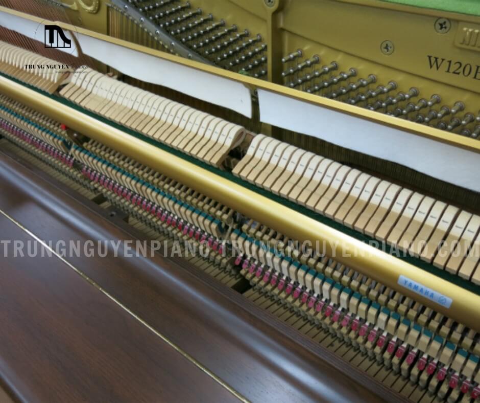 Đàn Piano Yamaha W120BW 5 Dây đàn Piano Yamaha W120BW được làm từ thép cường độ cao, ít cacbon