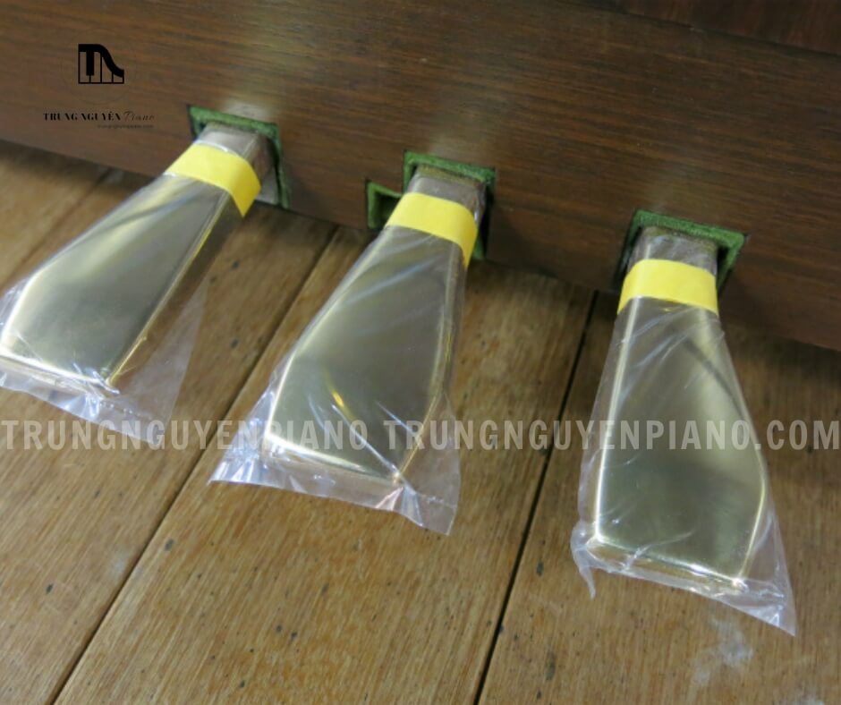 Đàn Piano Yamaha W120BW 4 W120BW được trang bị đầy đủ ba bàn đạp truyền thống