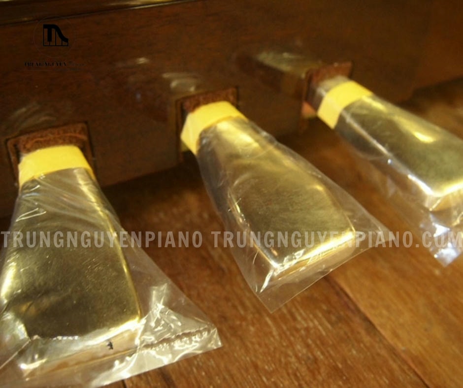 Đàn Piano Yamaha W202 6 Hệ thống 3 pedal của đàn Piano Yamaha W202