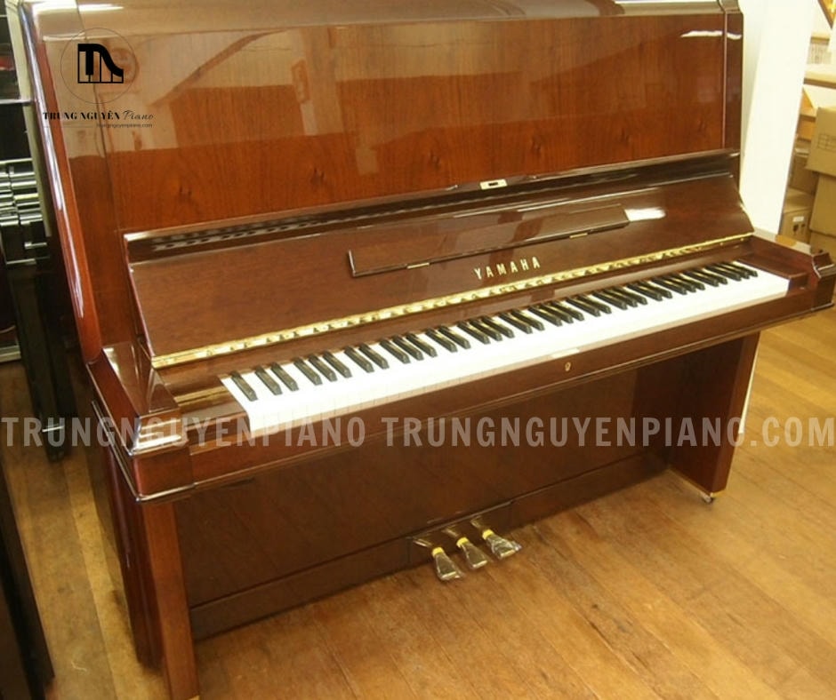 Đàn Piano Yamaha W202 sở hữu thiết kế upright cổ điển với các đường nét tinh tế, sang trọng