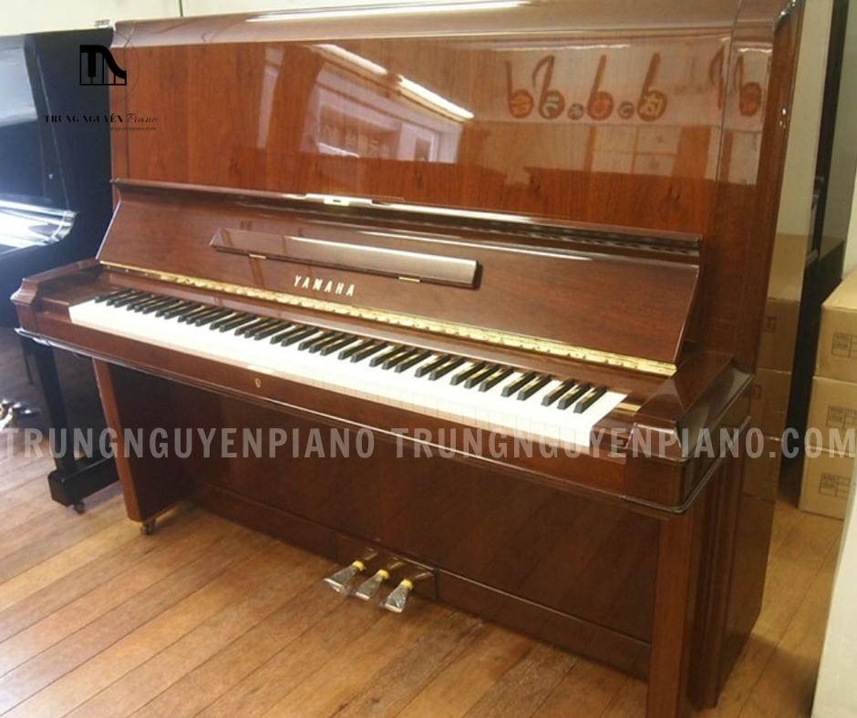 Thùng đàn Piano Yamaha W202 được chế tác từ gỗ óc chó nguyên khối, được lựa chọn kỹ lưỡng