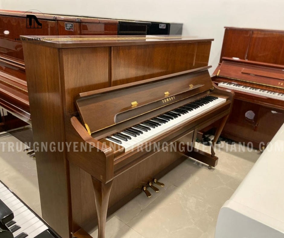 Đàn Piano Yamaha YU10WnC nổi bật với thiết kế vân gỗ óc chó sang trọng