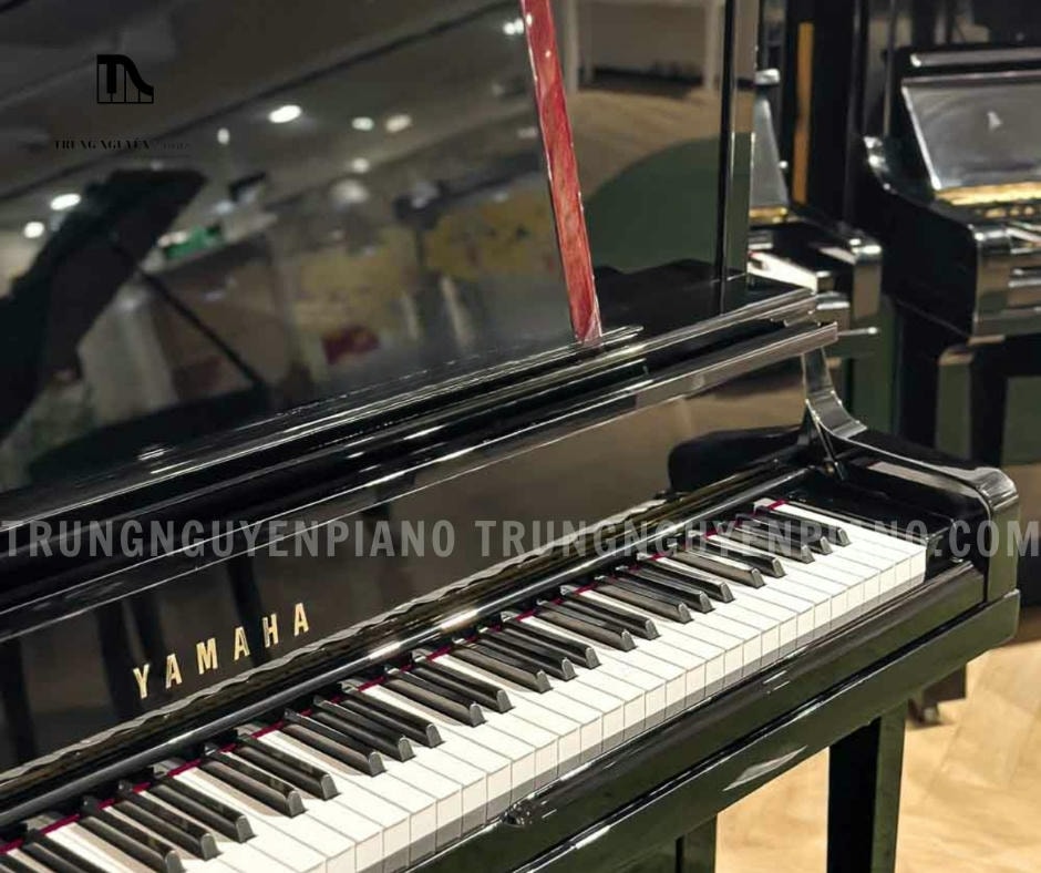 Đàn Piano Yamaha YU5SXG 3 Đàn Piano Yamaha YU5SXG có lớp sơn đen bóng bẩy, kích thước lớn và các chi tiết được chế tác tinh xảo
