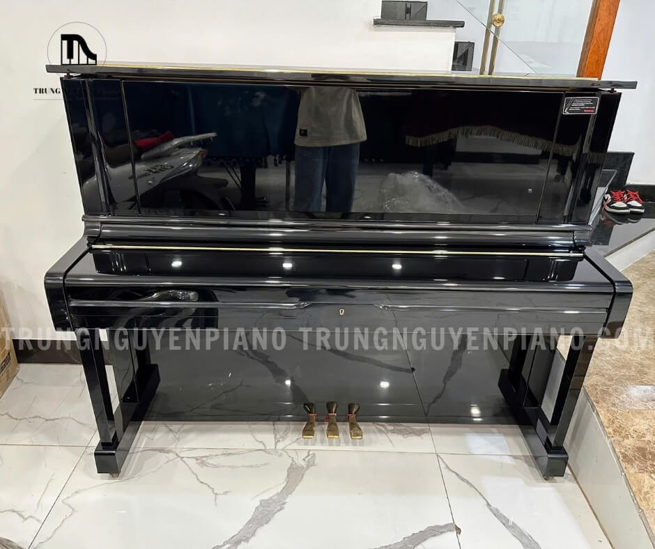 Thùng Đàn Piano Yamaha YUS thường được làm từ gỗ mun (ebony) hoặc gỗ óc chó Mỹ cao cấp