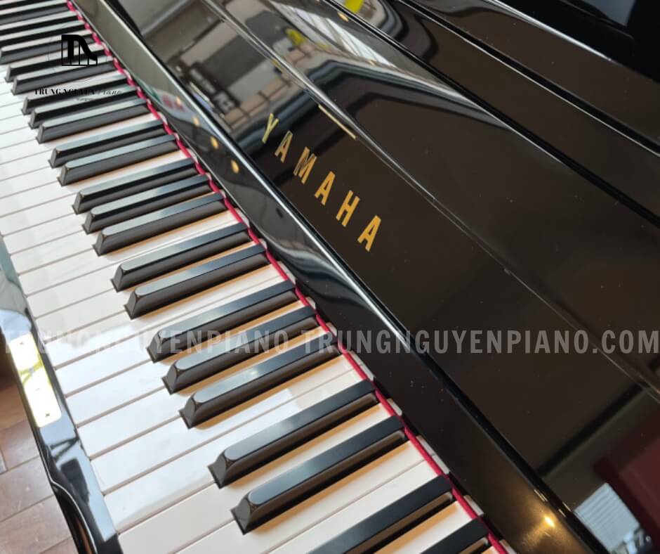 Đàn Piano Yamaha YUS3 17 Bàn phím của YUS3 được chế tác tỉ mỉ từ gỗ vân sam