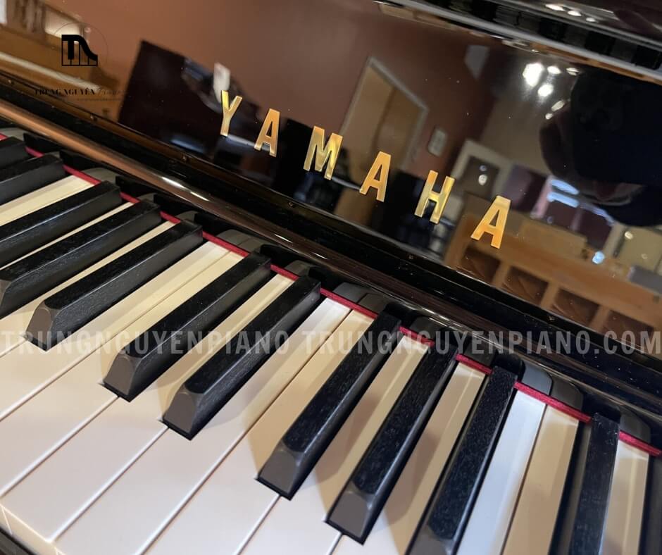 Đàn Piano Yamaha YUS5 5 Vỏ ngoài Đàn Piano Yamaha YUS5 được làm từ gỗ cao cấp Ebony Polish (đen bóng)